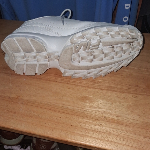 Fila Classic White Leather Sneakers On A Mens 11.5. Great Condition main image 5